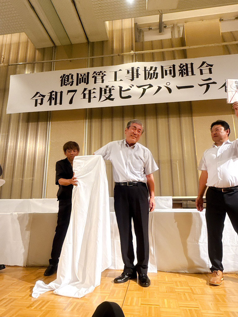 一番の大物の抽選をする理事長(=上野社長)